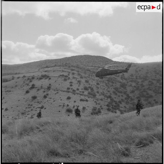 Région de Geryville. Groupement des commandos de marine en opération. En crapahut.