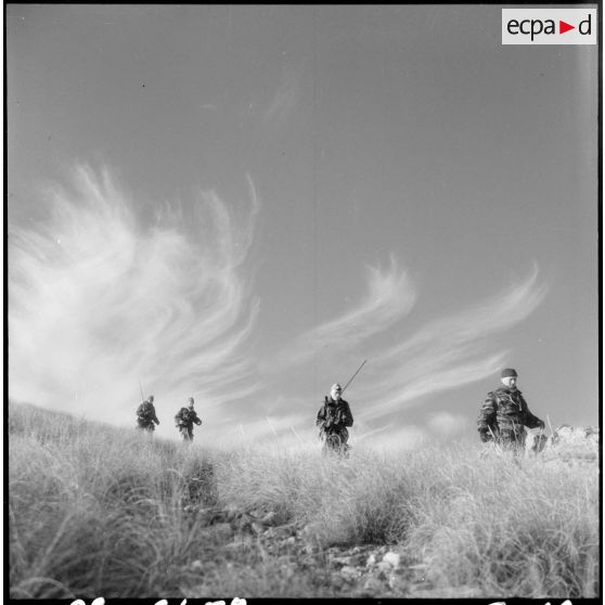 Région de Geryville. Groupement des commandos de marine en opération. En crapahut.