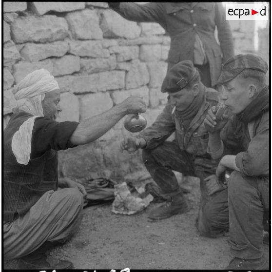 Région de Geryville. Groupement des commandos de marine en opération. Un homme leur offre le thé.
