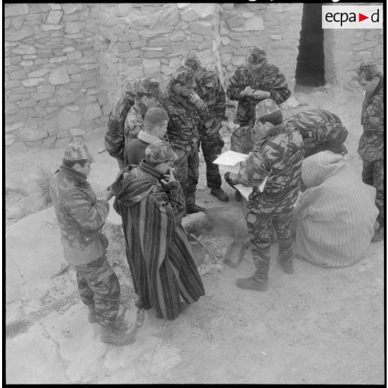 Région de Geryville. Groupement des commandos de marine en opération. Briefing sur le terrain.
