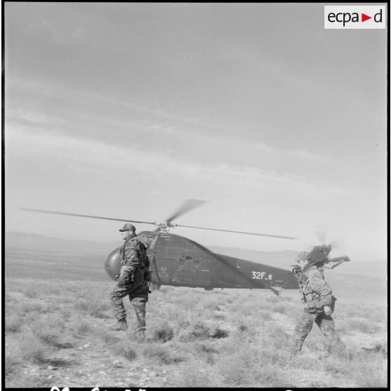 Région de Geryville. Groupement des commandos de marine en opération. Travail avec les hélicoptères.