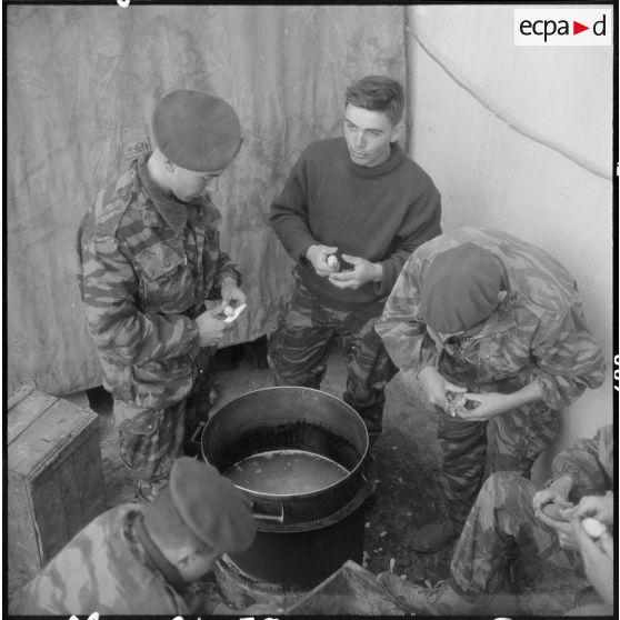 Région de Geryville. Groupement des commandos de marine en opération. Corvées "de pluche".