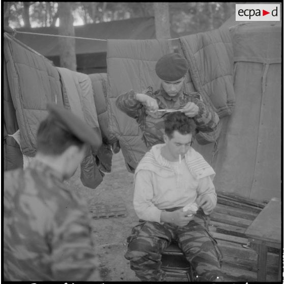 Région de Geryville. Groupement des commandos de marine en opération. Le coiffeur.