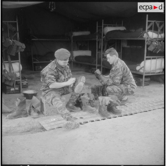 Région de Geryville. Groupement des commandos de marine en opération. Nettoyage des chaussures.
