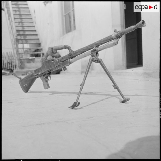 Aïn Sefra. Arme saisie aux rebelles : une mitrailleuse allemande MP 44.