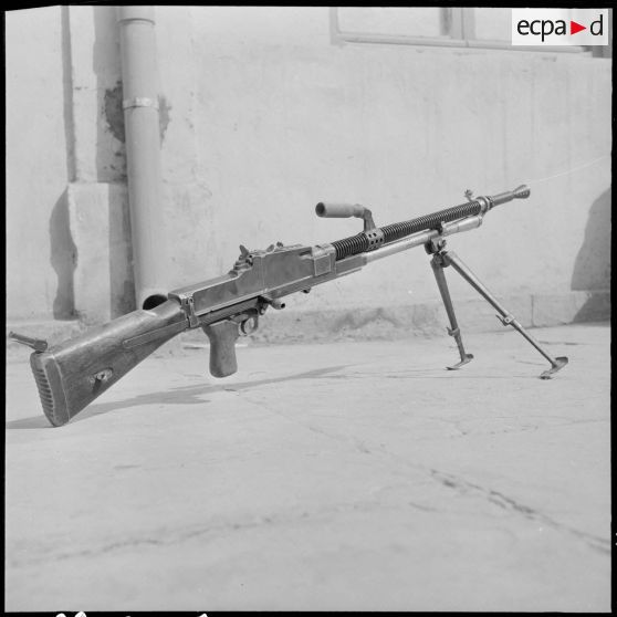 Aïn Sefra. Arme saisie aux rebelles : une mitrailleuse allemande MP 44.