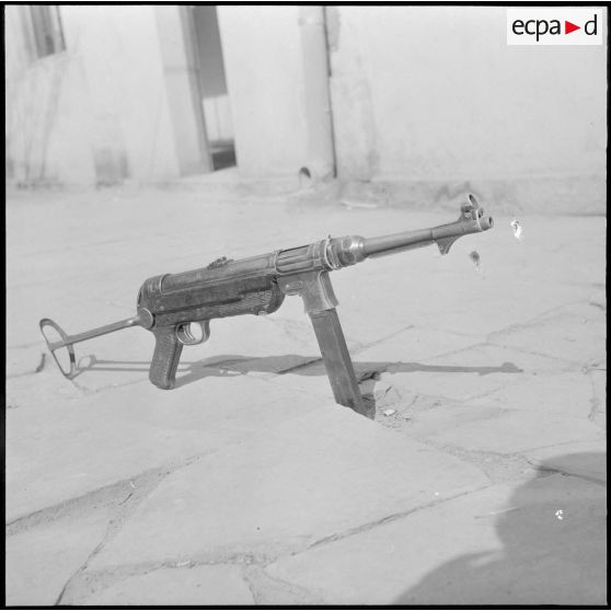 Aïn Sefra. Arme saisie aux rebelles : un pistolet mitrailleur MP 40.