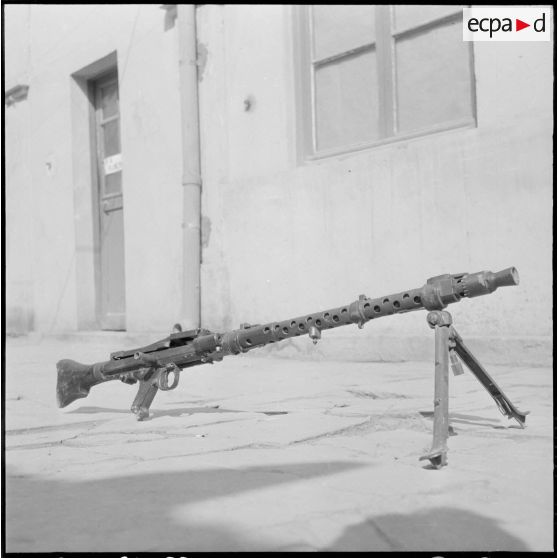 Aïn Sefra. Arme saisie aux rebelles : une mitrailleuse MG 34.