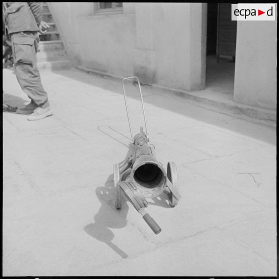 Aïn Sefra. Arme saisie aux rebelles : un mortier.