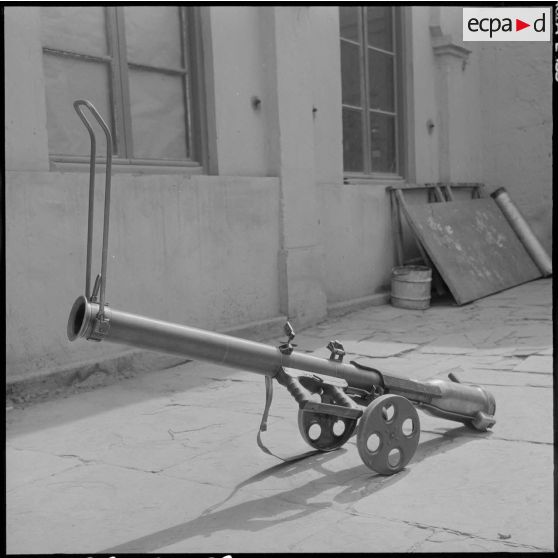 Aïn Sefra. Arme saisie aux rebelles : un mortier.