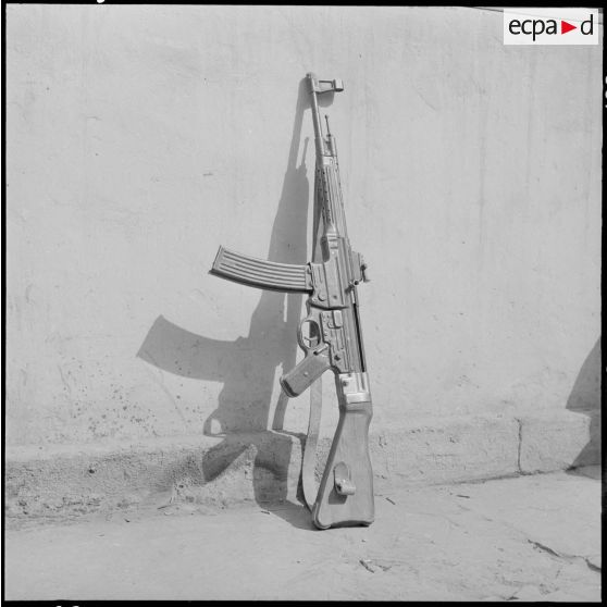 Aïn Sefra. Arme saisie aux rebelles : une mitrailleuse allemande MP 44.