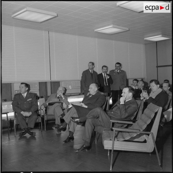 Edjeleh. Michel Debré visite les installations pétrolières.