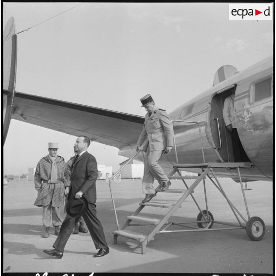 Edjeleh. Michel Debré visite les installations pétrolières. Sortie de l'avion.
