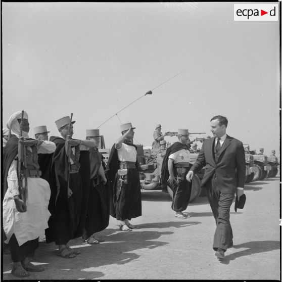 Edjeleh. Michel Debré visite les installations pétrolières. Revue des troupes.