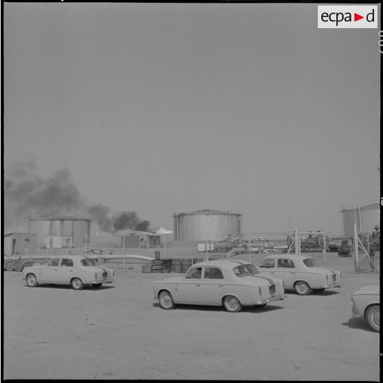 Edjeleh. Michel Debré visite les installations pétrolières. Arrivée en voiture.