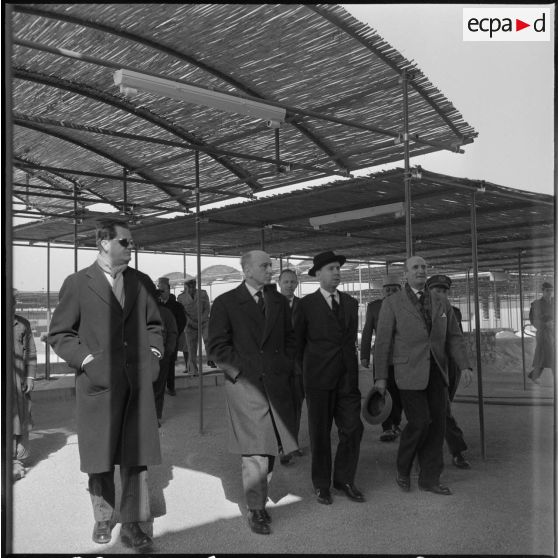 Edjeleh. Michel Debré visite les installations pétrolières.