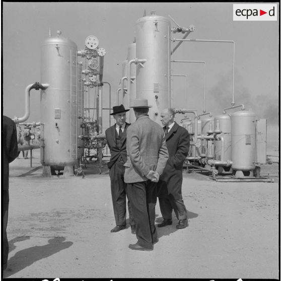Edjeleh. Michel Debré visite les installations pétrolières.