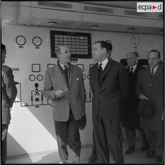 Edjeleh. Michel Debré visite les installations pétrolières.