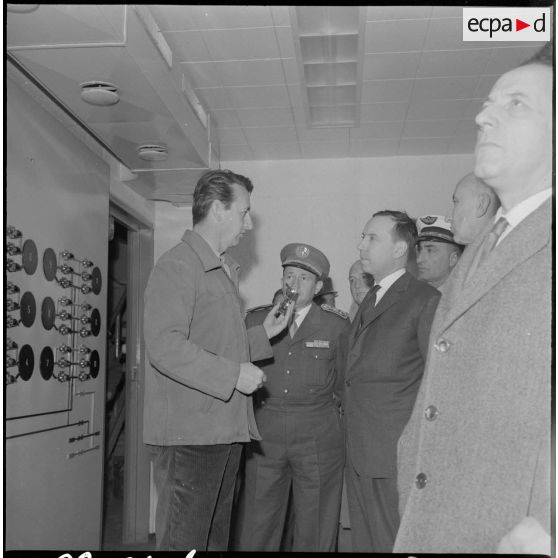 Edjeleh. Michel Debré visite les installations pétrolières.