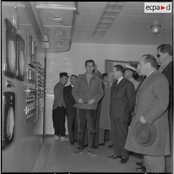 Edjeleh. Michel Debré visite les installations pétrolières.