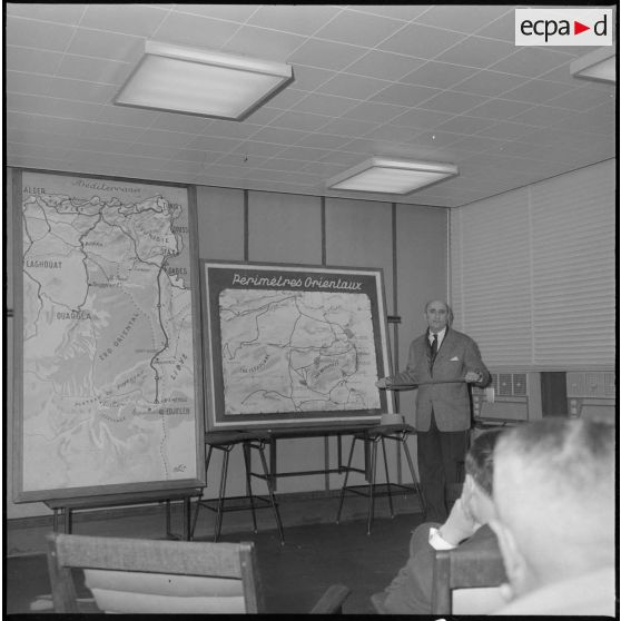 Edjeleh. Michel Debré visite les installations pétrolières. Exposé avec des cartes.
