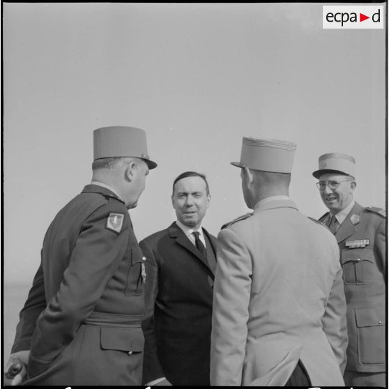 Edjeleh. Michel Debré visite les installations pétrolières.