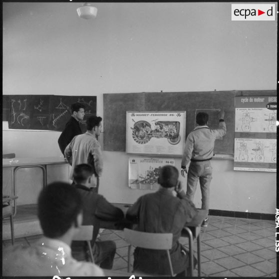 Attafs. Centre de formation professionnelle agricole (CFPA). Des élèves pendant un cours.