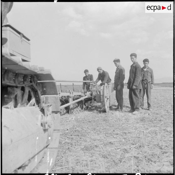 Attafs. Centre de formation professionnelle agricole (CFPA). Des élèves apprenant à conduire les engins agricoles sur le terrain.