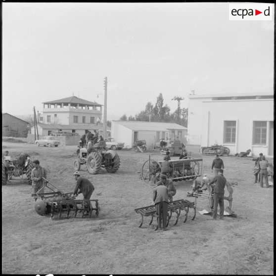 Attafs. Centre de formation professionnelle agricole (CFPA). Nettoyage par les élèves des engins après le travail aux champs.