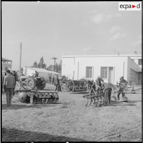 Attafs. Centre de formation professionnelle agricole (CFPA). Nettoyage par les élèves des engins après le travail aux champs.