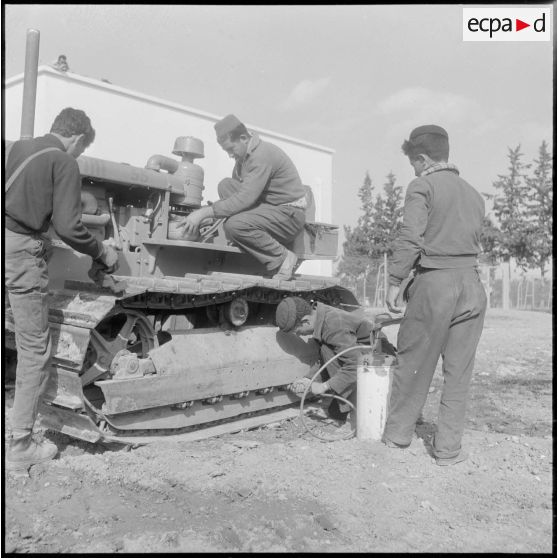 Attafs. Centre de formation professionnelle agricole (CFPA). Entretien du matériel par les élèves de l'école.