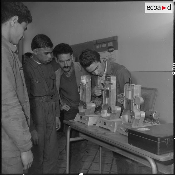 Attafs. Centre de formation professionnelle agricole (CFPA). Un moniteur explique le fonctionnement du moteur à 4 temps.