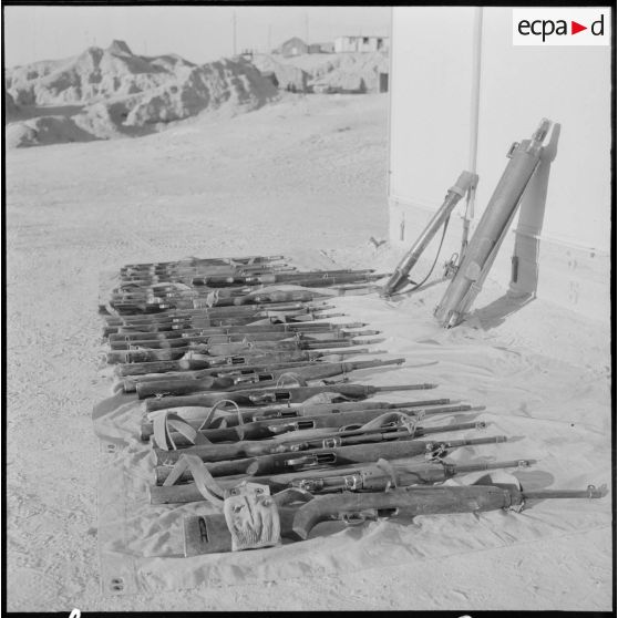 Negrine. Armes récupérées aux rebelles.
