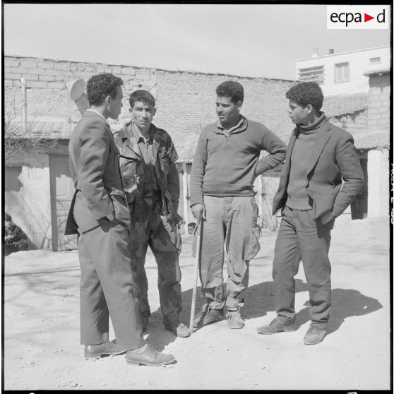 Negrine. Prisonniers rebelles interviewés par un speaker de la Voix du Bled.