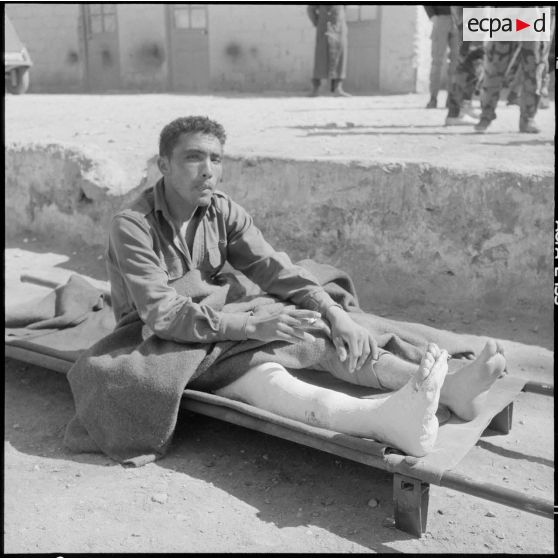 Negrine. Un prisonnier rebelle blessé.
