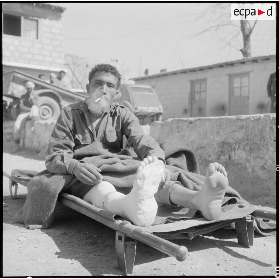 Negrine. Un prisonnier rebelle blessé.