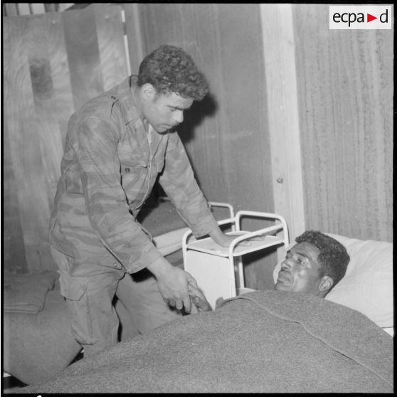 Negrine. Prisonniers rebelles, dont un blessé, à l'infirmerie.
