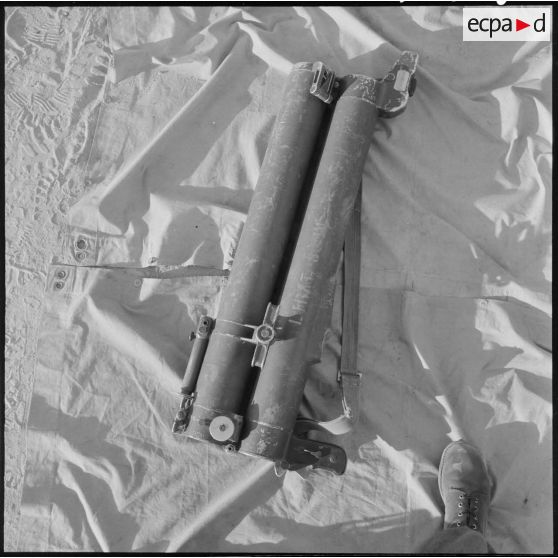 Negrine. Arme saisie aux rebelles : lance-roquettes.