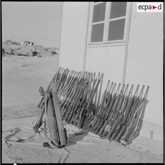 Negrine. Armes récupérées aux rebelles.