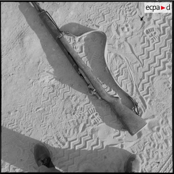 Negrine. Arme saisie aux rebelles : fusil Garand.