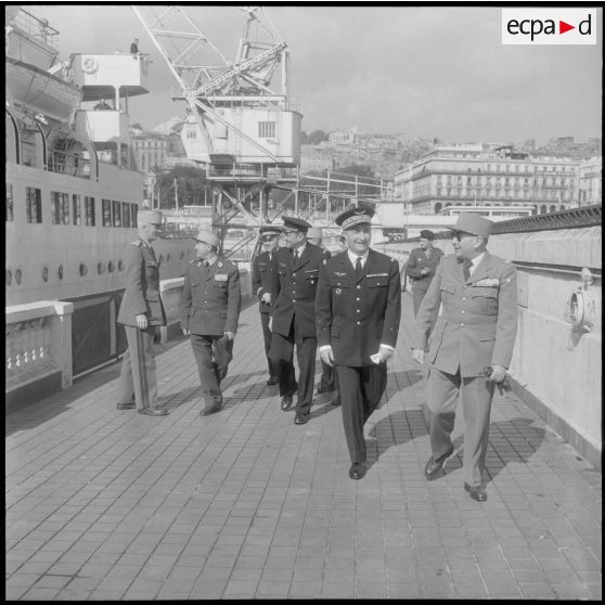 Port d'Alger. Prise d'armes. Les généraux Jacquier et Pinsard avant l'embarquement.