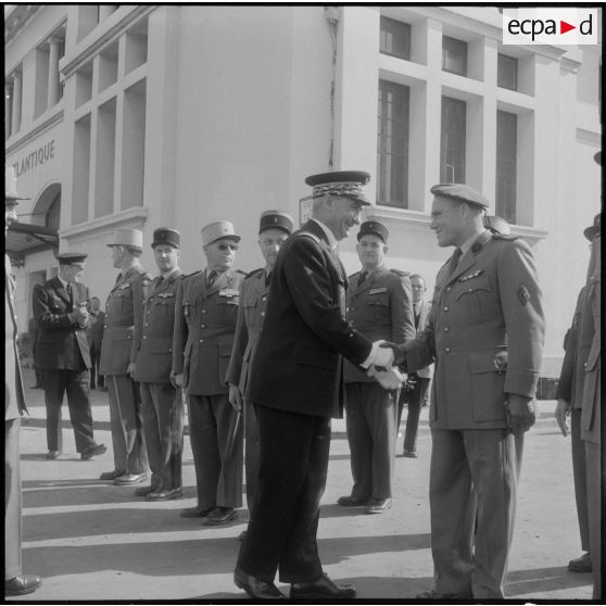 Port d'Alger. Prise d'armes. Revue des officiers par le général Jacquier.