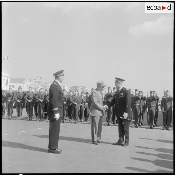 Port d'Alger. Prise d'armes. Arrivée du général Jacquier.