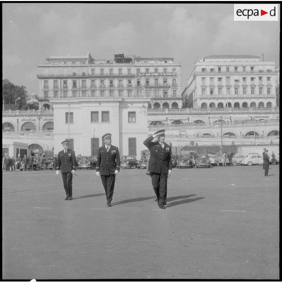 Port d'Alger. Prise d'armes. Revue des troupes par le général Jacquier.