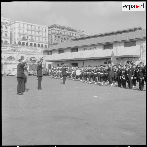 Port d'Alger. Prise d'armes. Revue des troupes par le général Jacquier.