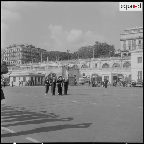 Port d'Alger. Prise d'armes. Drapeau.