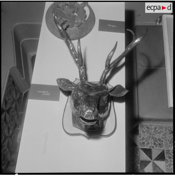 Alger. Hall du journal Le Bled. Exposition "Activités et loisirs". Sculpture.