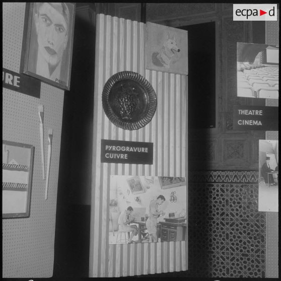 Alger. Hall du journal Le Bled. Exposition "Activités et loisirs". Pyrogravure cuivre.