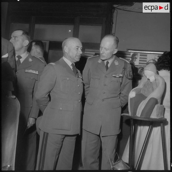 Alger. Hall du journal Le Bled. Exposition "Activités et loisirs". Des autorités regardant une sculpture.