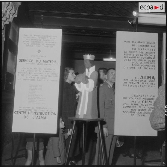 Alger. Hall du journal Le Bled. Exposition "Activités et loisirs". Panneaux d'information et sculpture.